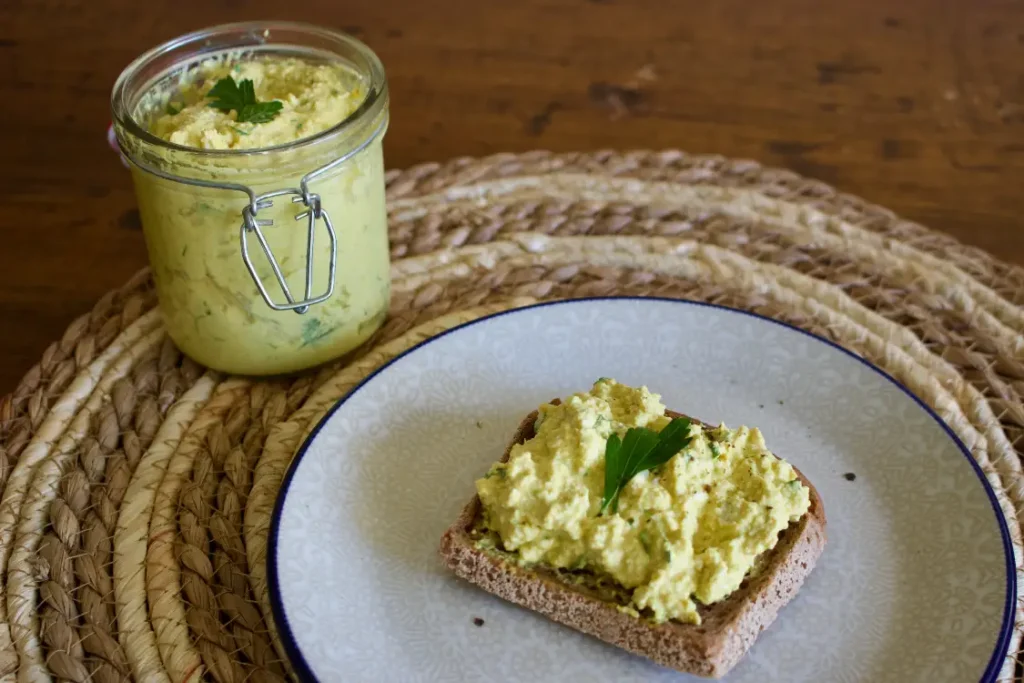 Tofuspread met edelgistvlokken